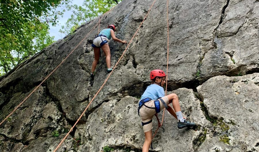 deux enfants escaladent à Angon