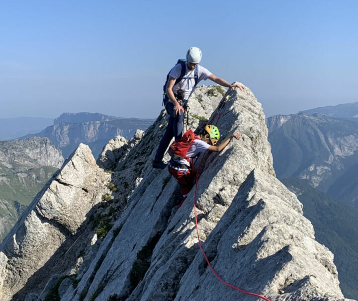 Cordée au plus près du fil de l'arête